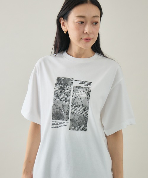 kuros'(クロス)の「【kuros'オリジナル】CROWD GRAPHIC TEE ユニセックス 綿100%(Tシャツ/カットソー・メンズ・ホワイト/ブラック・MEDIUM/LARGE)」の2枚目の写真