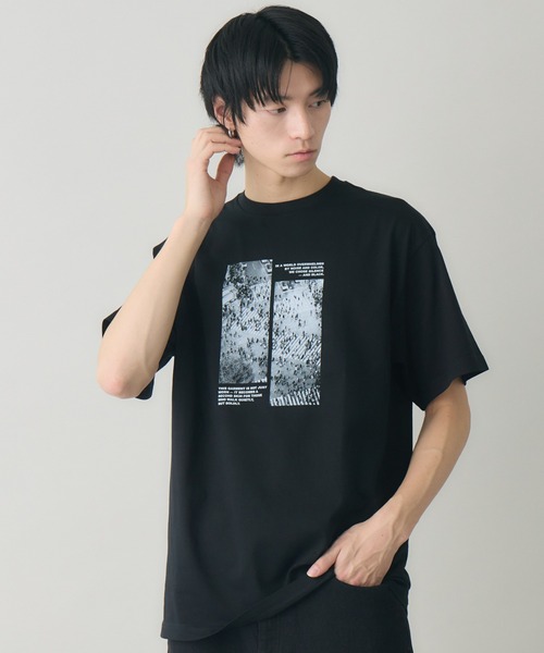 kuros'(クロス)の「【kuros'オリジナル】CROWD GRAPHIC TEE ユニセックス 綿100%(Tシャツ/カットソー・メンズ・ホワイト/ブラック・MEDIUM/LARGE)」の1枚目の写真