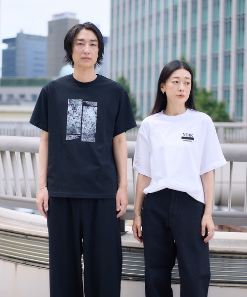 kuros'(クロス)の「【kuros'オリジナル】CROWD GRAPHIC TEE ユニセックス 綿100%(Tシャツ/カットソー・メンズ・ホワイト/ブラック・MEDIUM/LARGE)」の3枚目の写真