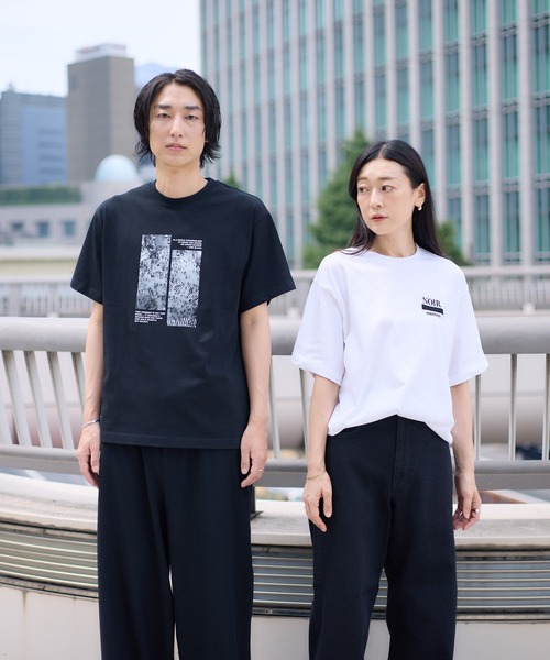 kuros'(クロス)の「【kuros'オリジナル】CROWD GRAPHIC TEE ユニセックス 綿100%(Tシャツ/カットソー・メンズ・ホワイト/ブラック・MEDIUM/LARGE)」の4枚目の写真