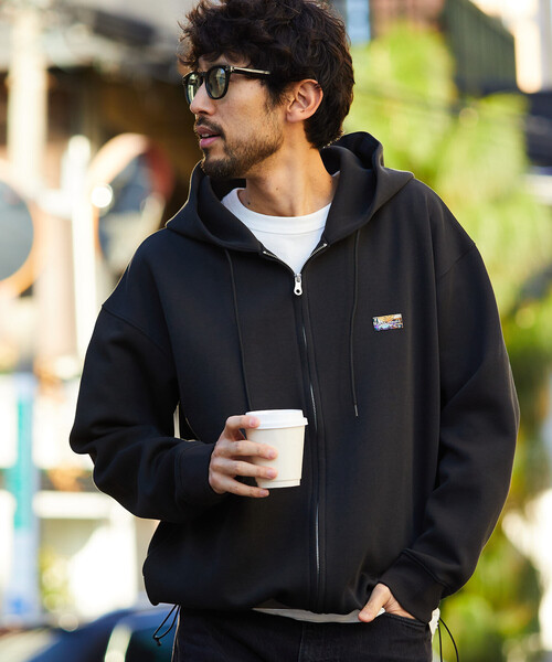 FREAK'S STORE（フリークスストア）の「ビッグシルエット スピンドル ダンボール ワンポイントロゴ スウェット ジップアップ パーカー（パーカー・メンズ・ワインレッド/ブラウン/ブラック/チャコールグレー/ライトグレー/オリーブ/ベージュ・MEDIUM/SMALL/LARGE）」の2枚目の写真