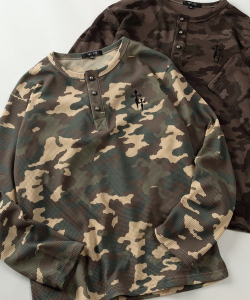 SlashDate(スラッシュデイト)の「【82】カモフラ柄 クロスワンポイント ワッフル ヘンリーネック ロングスリーブTシャツ/メンズ/レディース/ユニセックス(Tシャツ/カットソー・メンズ・カーキ系/カーキ系1・L/M)」の1枚目の写真