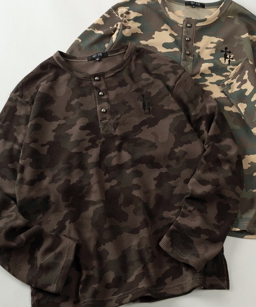 SlashDate(スラッシュデイト)の「【82】カモフラ柄 クロスワンポイント ワッフル ヘンリーネック ロングスリーブTシャツ/メンズ/レディース/ユニセックス(Tシャツ/カットソー・メンズ・カーキ系/カーキ系1・L/M)」の2枚目の写真