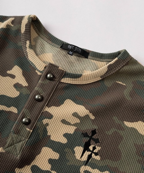 SlashDate(スラッシュデイト)の「【82】カモフラ柄 クロスワンポイント ワッフル ヘンリーネック ロングスリーブTシャツ/メンズ/レディース/ユニセックス(Tシャツ/カットソー・メンズ・カーキ系/カーキ系1・L/M)」の7枚目の写真
