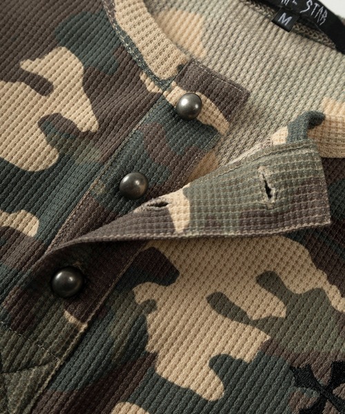 SlashDate(スラッシュデイト)の「【82】カモフラ柄 クロスワンポイント ワッフル ヘンリーネック ロングスリーブTシャツ/メンズ/レディース/ユニセックス(Tシャツ/カットソー・メンズ・カーキ系/カーキ系1・L/M)」の5枚目の写真