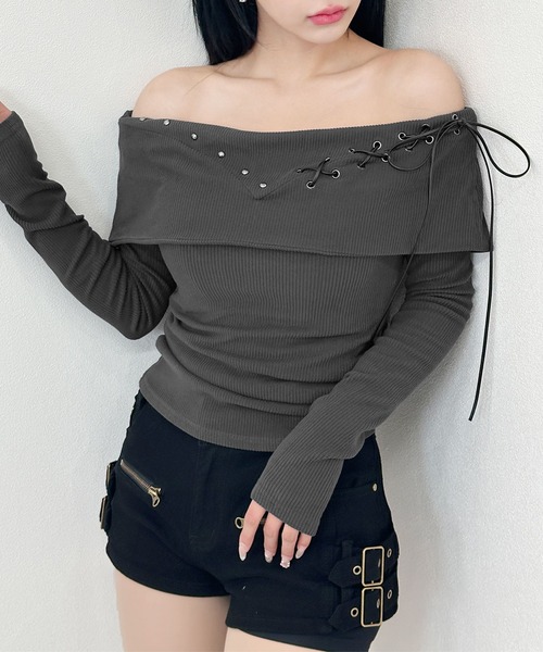 FOLLOWIN(フォロウィン)の「レースアップオフショルダーリブトップス(Tシャツ/カットソー・レディース・チャコールグレー/ブラック・FREE)」の2枚目の写真