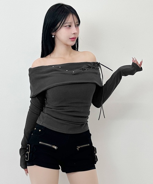 FOLLOWIN(フォロウィン)の「レースアップオフショルダーリブトップス(Tシャツ/カットソー・レディース・チャコールグレー/ブラック・FREE)」の3枚目の写真