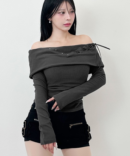 FOLLOWIN(フォロウィン)の「レースアップオフショルダーリブトップス(Tシャツ/カットソー・レディース・チャコールグレー/ブラック・FREE)」の4枚目の写真