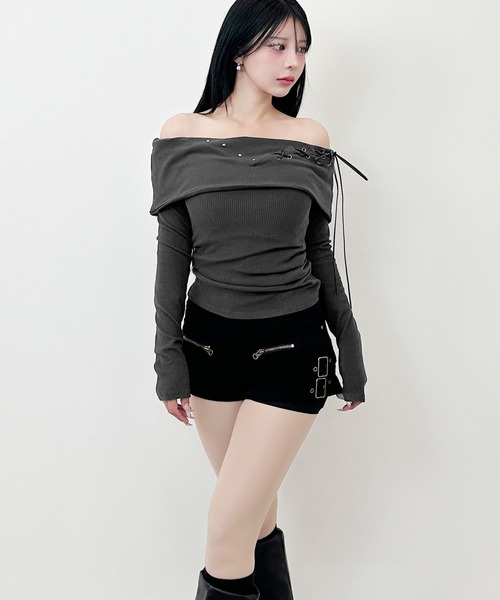 FOLLOWIN(フォロウィン)の「レースアップオフショルダーリブトップス(Tシャツ/カットソー・レディース・チャコールグレー/ブラック・FREE)」の5枚目の写真