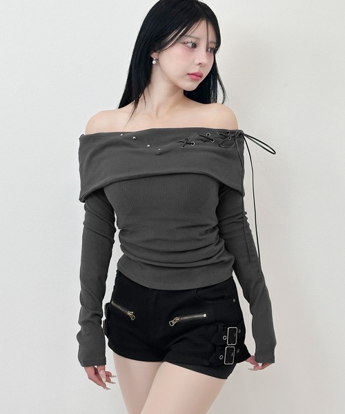 FOLLOWIN(フォロウィン)の「レースアップオフショルダーリブトップス(Tシャツ/カットソー・レディース・チャコールグレー/ブラック・FREE)」の6枚目の写真