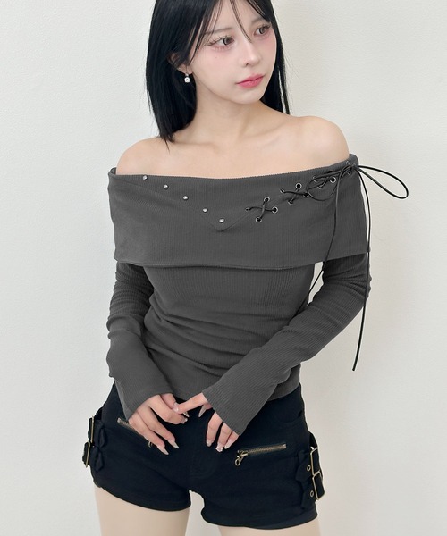 FOLLOWIN(フォロウィン)の「レースアップオフショルダーリブトップス(Tシャツ/カットソー・レディース・チャコールグレー/ブラック・FREE)」の7枚目の写真