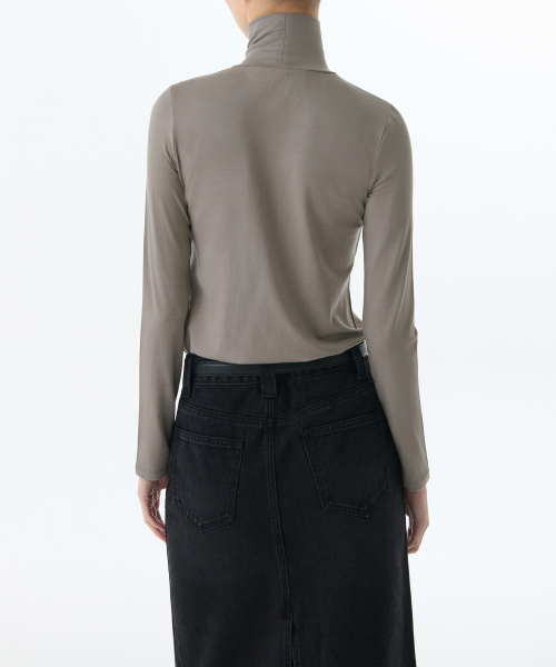 MUSINSA STANDARD WOMAN（ムシンサスタンダードウーマン）の「ウィメンズテンセルスリムタートルネックTシャツ[トープ]（Tシャツ/カットソー・レディース・その他・SMALL/X-SMALL/LARGE/MEDIUM）」の2枚目の写真