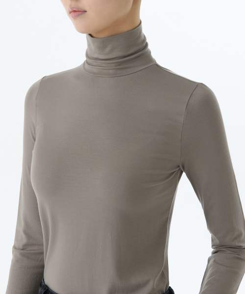 MUSINSA STANDARD WOMAN（ムシンサスタンダードウーマン）の「ウィメンズテンセルスリムタートルネックTシャツ[トープ]（Tシャツ/カットソー・レディース・その他・SMALL/X-SMALL/LARGE/MEDIUM）」の3枚目の写真