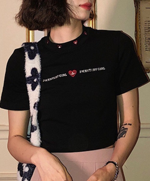 SHEPP(シープ)の「【26年春夏新作】Y2Kハート刺繍 モックネック クロップドTシャツ(Tシャツ/カットソー・レディース・ホワイト/ブラック・M/L)」の2枚目の写真