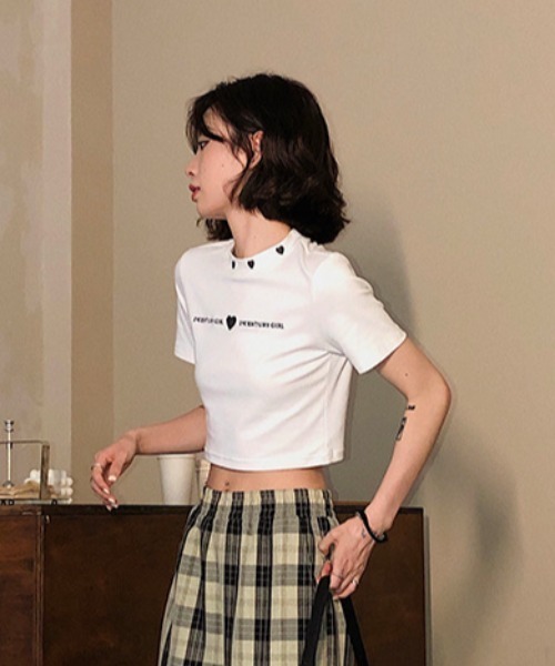 SHEPP(シープ)の「【26年春夏新作】Y2Kハート刺繍 モックネック クロップドTシャツ(Tシャツ/カットソー・レディース・ホワイト/ブラック・M/L)」の3枚目の写真