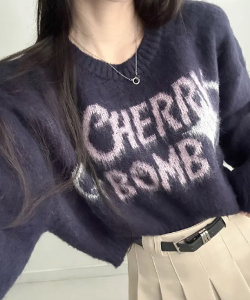 VIVID LADY(ビビッドレディー)の「バイカラーロゴ ショートニットトップス(ニット/セーター・レディース・ブラウン/ネイビー/チャコールグレー/アイボリー・FREE)」の1枚目の写真