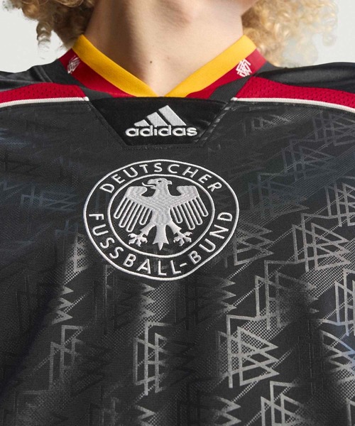 adidas(アディダス)の「ブリングバック リミックス ドイツ ジャージ / アディダスオリジナルス adidas Originals(Tシャツ/カットソー・メンズ・ブラック・X-SMALL/X-LARGE/SMALL/MEDIUM/LARGE/3XL/XX-LARGE)」の2枚目の写真