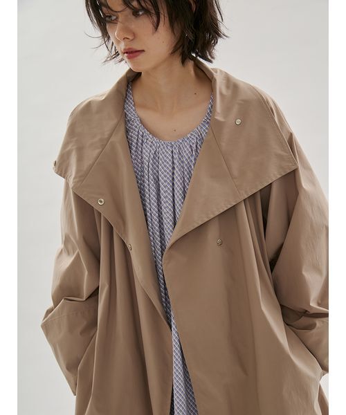 emmi（エミ）の「ボリュームスリーブロングコート/撥水（トレンチコート・レディース・ベージュ/オフホワイト・F）」の9枚目の写真