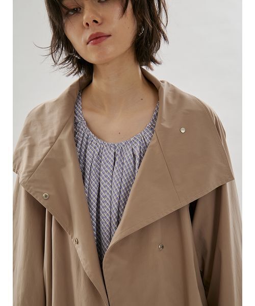 emmi（エミ）の「ボリュームスリーブロングコート/撥水（トレンチコート・レディース・ベージュ/オフホワイト・F）」の10枚目の写真
