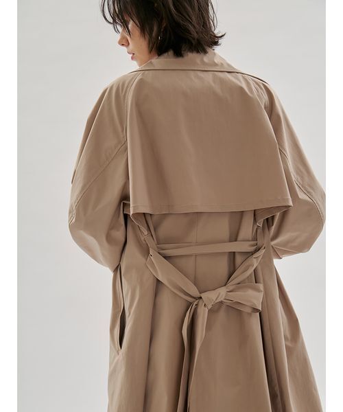 emmi（エミ）の「ボリュームスリーブロングコート/撥水（トレンチコート・レディース・ベージュ/オフホワイト・F）」の11枚目の写真