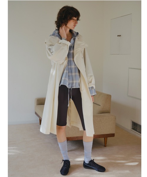 emmi（エミ）の「ボリュームスリーブロングコート/撥水（トレンチコート・レディース・ベージュ/オフホワイト・F）」の2枚目の写真