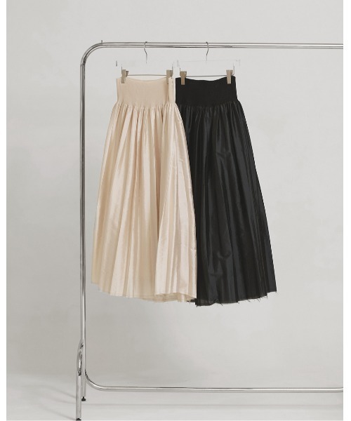 TODAYFUL（トゥデイフル）の「Silky Waist Shirring Skirt（スカート・レディース・サンドベージュ/ブラック・38inch/36inch）」の17枚目の写真