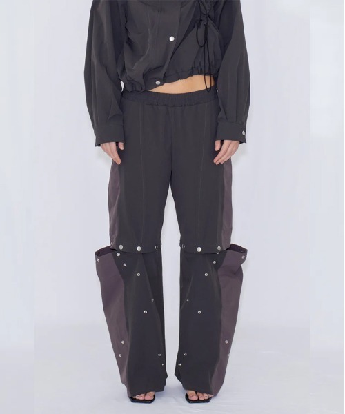 VIAVANDA(ヴィアヴァンダ)の「2WAY DEFORMED TRACK PANTS(その他パンツ・レディース・チャコール/アイボリー・FREE)」の1枚目の写真