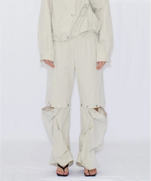 VIAVANDA(ヴィアヴァンダ)の「2WAY DEFORMED TRACK PANTS(その他パンツ・レディース・チャコール/アイボリー・FREE)」の2枚目の写真