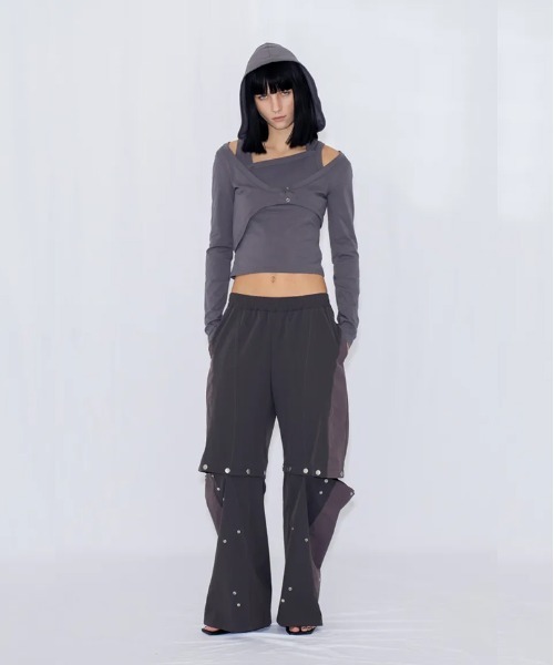 VIAVANDA(ヴィアヴァンダ)の「2WAY DEFORMED TRACK PANTS(その他パンツ・レディース・チャコール/アイボリー・FREE)」の19枚目の写真