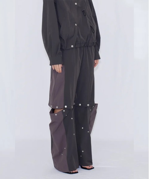 VIAVANDA(ヴィアヴァンダ)の「2WAY DEFORMED TRACK PANTS(その他パンツ・レディース・チャコール/アイボリー・FREE)」の3枚目の写真