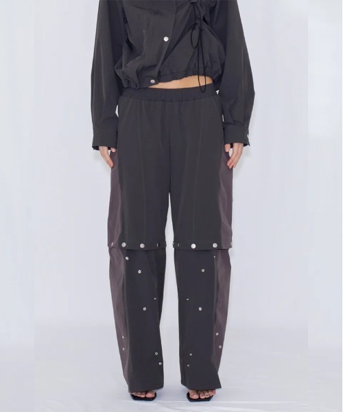 VIAVANDA(ヴィアヴァンダ)の「2WAY DEFORMED TRACK PANTS(その他パンツ・レディース・チャコール/アイボリー・FREE)」の5枚目の写真