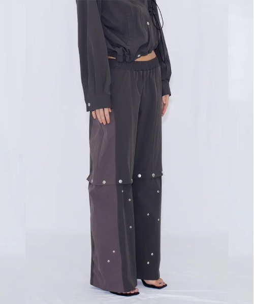 VIAVANDA(ヴィアヴァンダ)の「2WAY DEFORMED TRACK PANTS(その他パンツ・レディース・チャコール/アイボリー・FREE)」の6枚目の写真