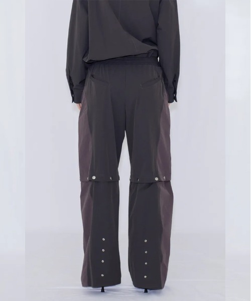 VIAVANDA(ヴィアヴァンダ)の「2WAY DEFORMED TRACK PANTS(その他パンツ・レディース・チャコール/アイボリー・FREE)」の7枚目の写真