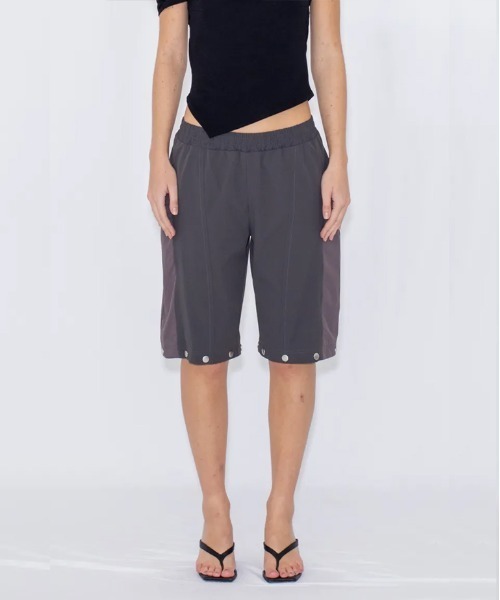 VIAVANDA(ヴィアヴァンダ)の「2WAY DEFORMED TRACK PANTS(その他パンツ・レディース・チャコール/アイボリー・FREE)」の12枚目の写真