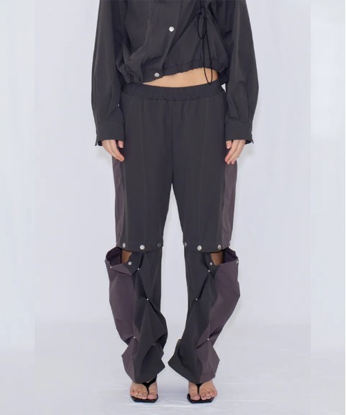 VIAVANDA(ヴィアヴァンダ)の「2WAY DEFORMED TRACK PANTS(その他パンツ・レディース・チャコール/アイボリー・FREE)」の8枚目の写真