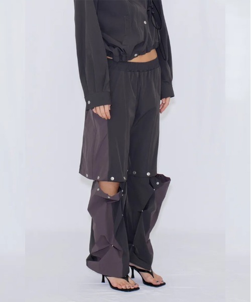 VIAVANDA(ヴィアヴァンダ)の「2WAY DEFORMED TRACK PANTS(その他パンツ・レディース・チャコール/アイボリー・FREE)」の9枚目の写真