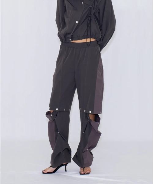 VIAVANDA(ヴィアヴァンダ)の「2WAY DEFORMED TRACK PANTS(その他パンツ・レディース・チャコール/アイボリー・FREE)」の11枚目の写真