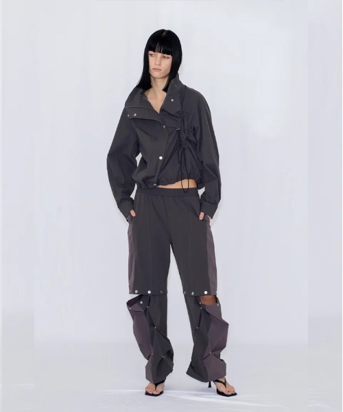VIAVANDA(ヴィアヴァンダ)の「2WAY DEFORMED TRACK PANTS(その他パンツ・レディース・チャコール/アイボリー・FREE)」の15枚目の写真
