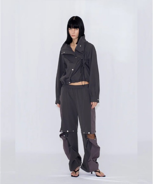 VIAVANDA(ヴィアヴァンダ)の「2WAY DEFORMED TRACK PANTS(その他パンツ・レディース・チャコール/アイボリー・FREE)」の16枚目の写真