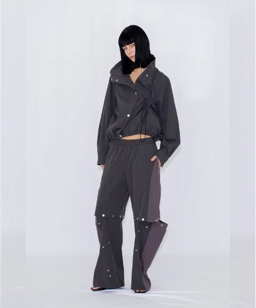 VIAVANDA(ヴィアヴァンダ)の「2WAY DEFORMED TRACK PANTS(その他パンツ・レディース・チャコール/アイボリー・FREE)」の17枚目の写真