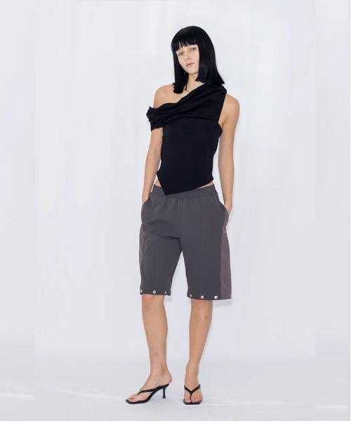 VIAVANDA(ヴィアヴァンダ)の「2WAY DEFORMED TRACK PANTS(その他パンツ・レディース・チャコール/アイボリー・FREE)」の13枚目の写真