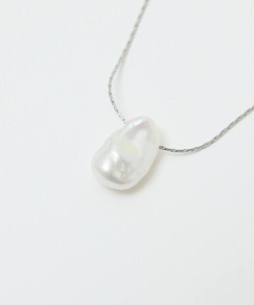 qualite（カリテ）の「【ステンレス】バロックパールチャームネックレス（ネックレス・レディース・シルバー/ゴールド・フリー）」の4枚目の写真