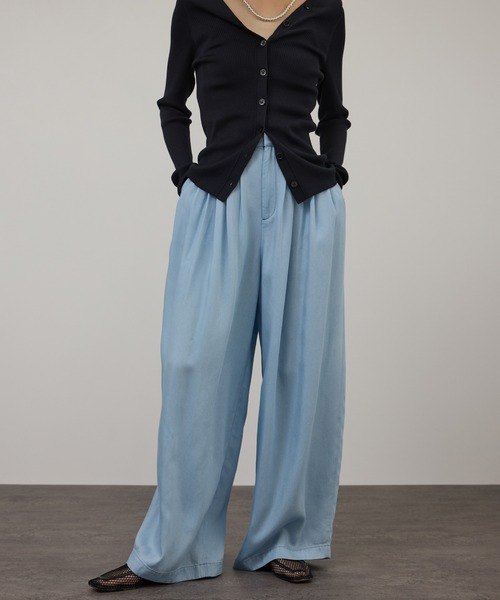 SALON adam et rope'(サロン アダム エ ロペ)の「デニムライクタックフォルムワイドパンツ / セットアップ対応(スラックス・レディース・ブルー系その他4/サックスブルー・M/S)」の1枚目の写真