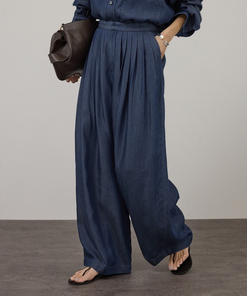 SALON adam et rope'(サロン アダム エ ロペ)の「デニムライクタックフォルムワイドパンツ / セットアップ対応(スラックス・レディース・ブルー系その他4/サックスブルー・M/S)」の2枚目の写真