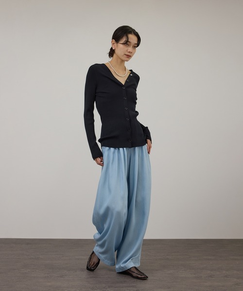 SALON adam et rope'(サロン アダム エ ロペ)の「デニムライクタックフォルムワイドパンツ / セットアップ対応(スラックス・レディース・ブルー系その他4/サックスブルー・M/S)」の5枚目の写真