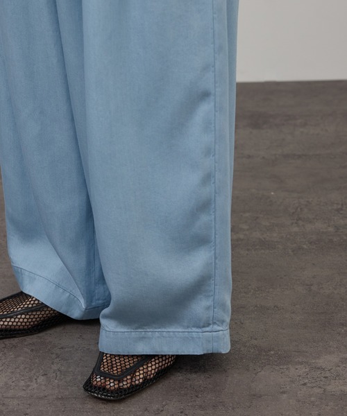 SALON adam et rope'(サロン アダム エ ロペ)の「デニムライクタックフォルムワイドパンツ / セットアップ対応(スラックス・レディース・ブルー系その他4/サックスブルー・M/S)」の11枚目の写真