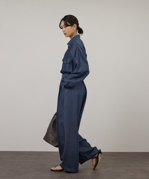 SALON adam et rope'(サロン アダム エ ロペ)の「デニムライクタックフォルムワイドパンツ / セットアップ対応(スラックス・レディース・ブルー系その他4/サックスブルー・M/S)」の17枚目の写真