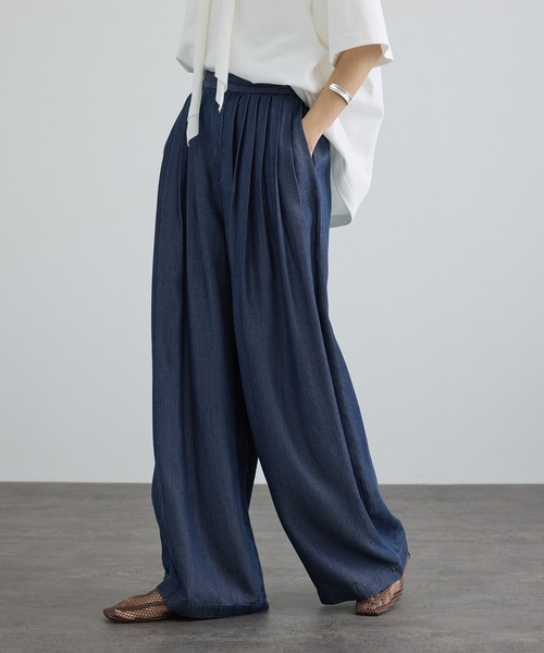 SALON adam et rope'（サロン アダム エ ロペ）の「デニムライクタックフォルムワイドパンツ / セットアップ対応（その他パンツ・レディース・ブルー系その他4/サックスブルー・M/S）」の3枚目の写真