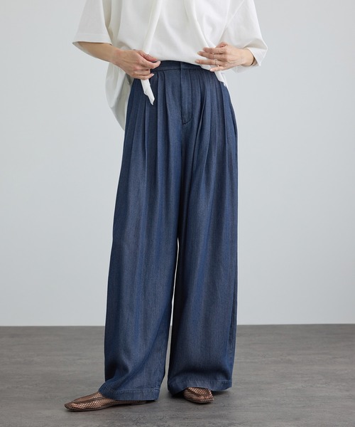 SALON adam et rope'（サロン アダム エ ロペ）の「デニムライクタックフォルムワイドパンツ / セットアップ対応（その他パンツ・レディース・ブルー系その他4/サックスブルー・M/S）」の4枚目の写真