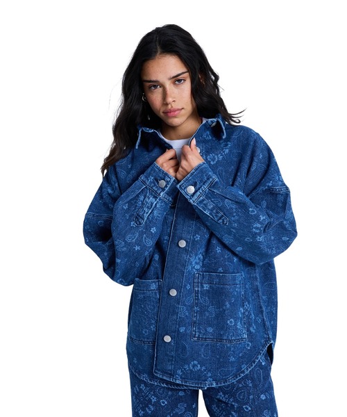 ROXY(ロキシー)の「ROXY ウィメンズ KICK BACK WASHED DENIM 長袖シャツ 【2026年春夏モデル】/ロキシー花柄デニムシャツ(シャツ/ブラウス・レディース・ネイビー・SMALL/MEDIUM)」の7枚目の写真